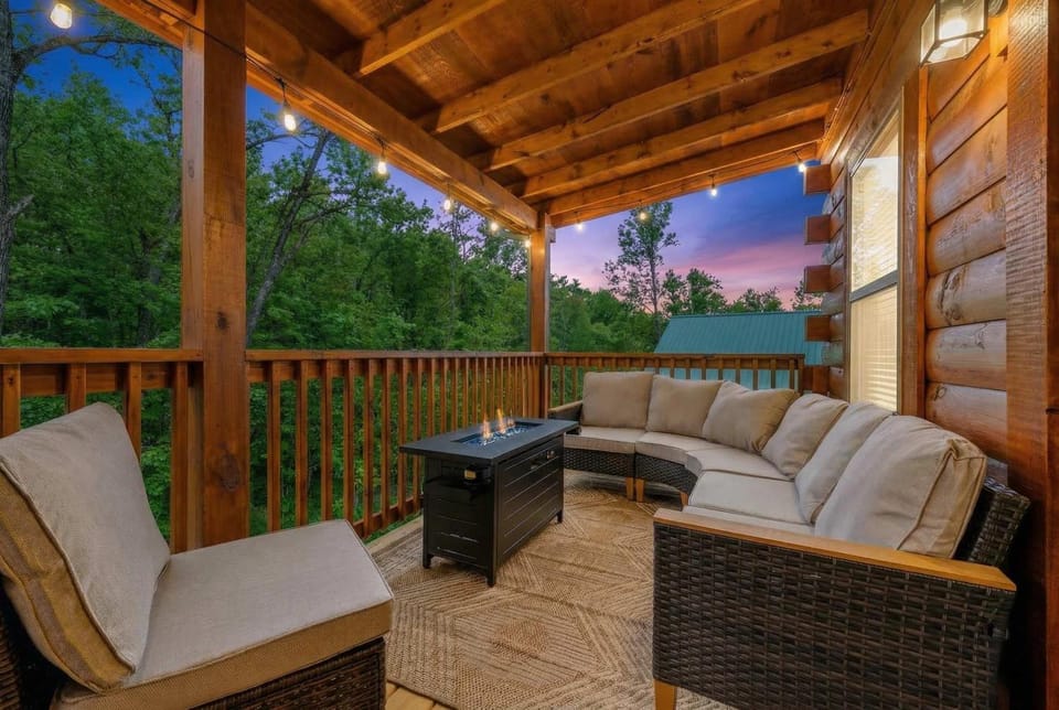 Peace Cabin - Hot Tub Game Room Sauna Grill Cabin in Pigeon Forge