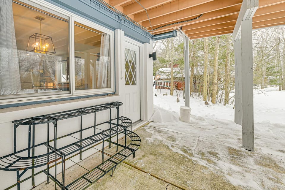 3 Mi to Windham Mountain: Pet-Friendly Apt w/ Yard Apartment in Capital District, NY, USA