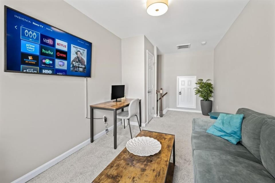2BR Home w Fenced Backyard, Minutes to Uptown House in Charlotte