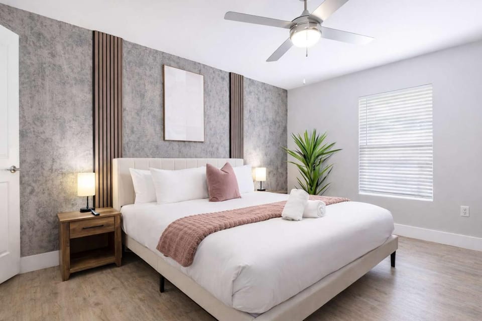 South Tampa Modern 2BR Retreat Pool Gym & Walkable Location Apartment in Tampa
