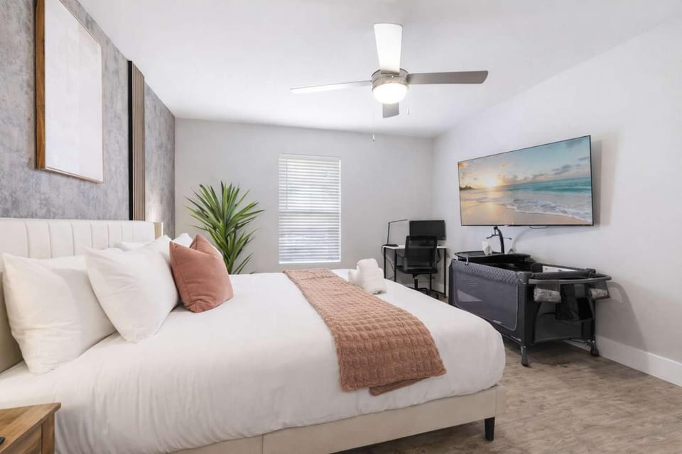South Tampa Modern 2BR Retreat Pool Gym & Walkable Location Apartment in Tampa