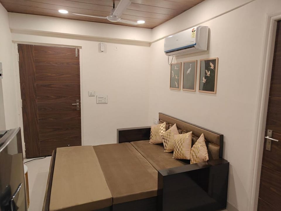 TV and multimedia, Living room, Seating area, air conditioner