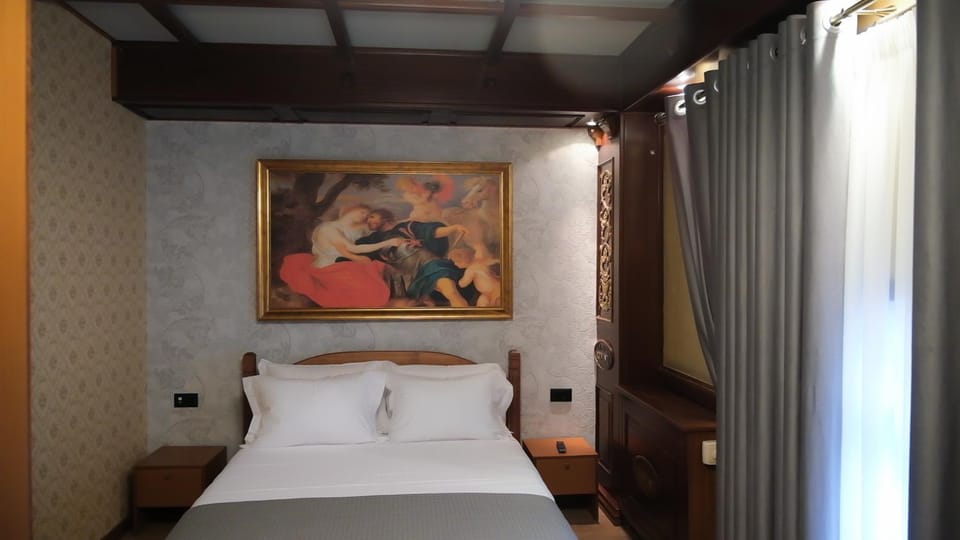 Bed, Photo of the whole room, Decorative detail, Bedroom
