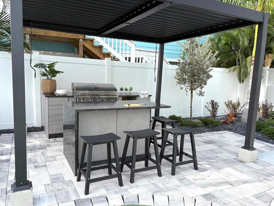 Bahia Vista Private Upper 2BR Canalfront Unit Walk to Fort Myers Beach Apartment in Estero Island
