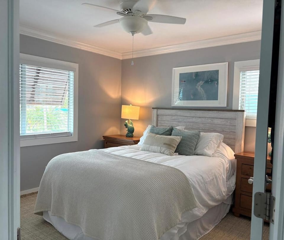 Bahia Vista Private Upper 2BR Canalfront Unit Walk to Fort Myers Beach Apartment in Estero Island