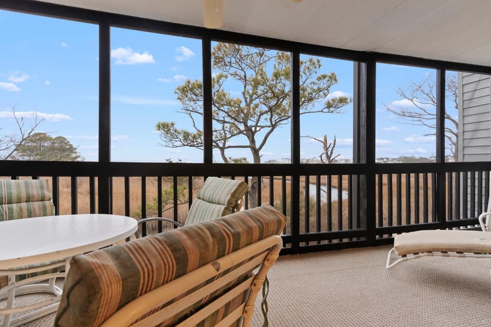 Bayfront Condo with Sunset Views & Pool House in Ocean City