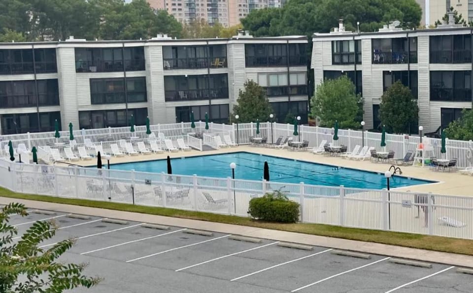 Bayfront Condo with Sunset Views & Pool House in Ocean City