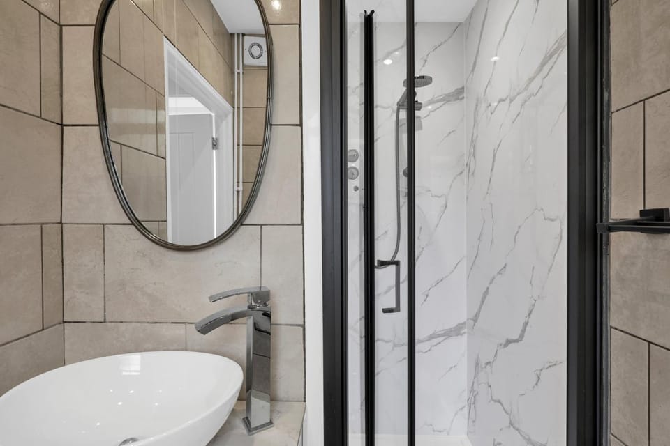 Modern 2BR House Near DLR Isle of Dogs Bed and Breakfast in London Borough of Lewisham