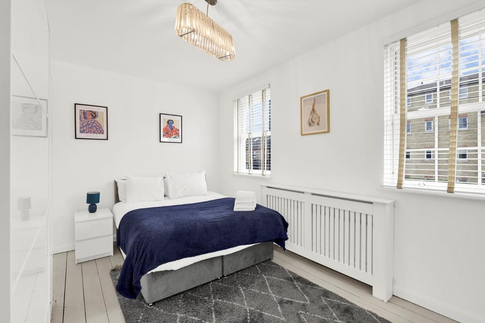 Modern 2BR House Near DLR Isle of Dogs Bed and Breakfast in London Borough of Lewisham