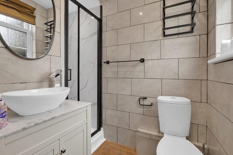 Modern 2BR House Near DLR Isle of Dogs Bed and Breakfast in London Borough of Lewisham