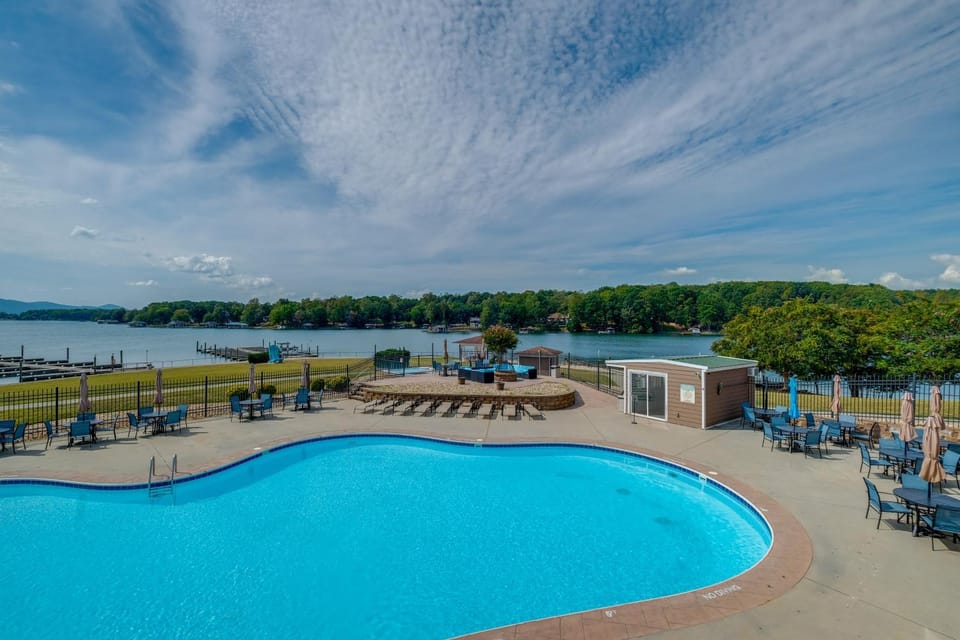 Surfboard-Themed Huddleston Studio w/ Beach Access Apartment in Smith Mountain Lake
