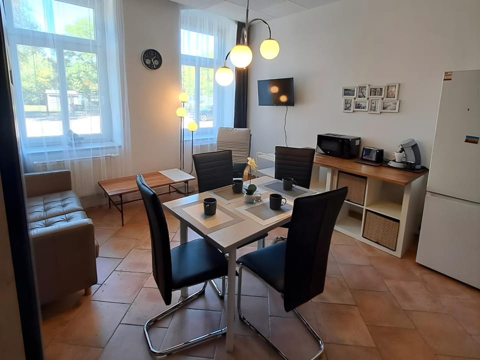 TV and multimedia, Coffee/tea facilities, Kitchen or kitchenette, Living room, Dining area