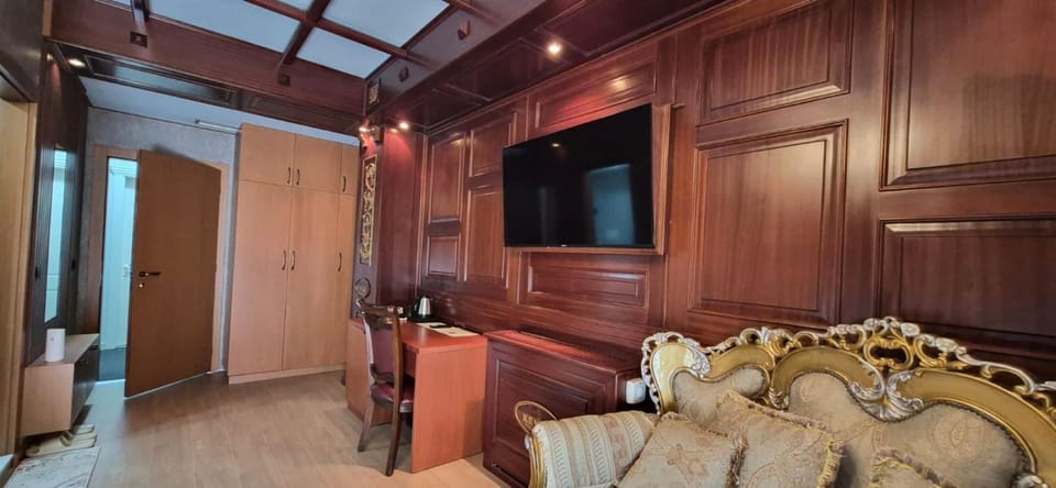 Communal lounge/ TV room, Photo of the whole room, wardrobe