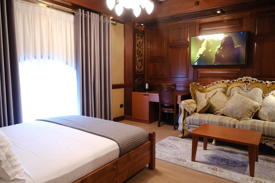 Bed, TV and multimedia, Photo of the whole room, Seating area, Bedroom