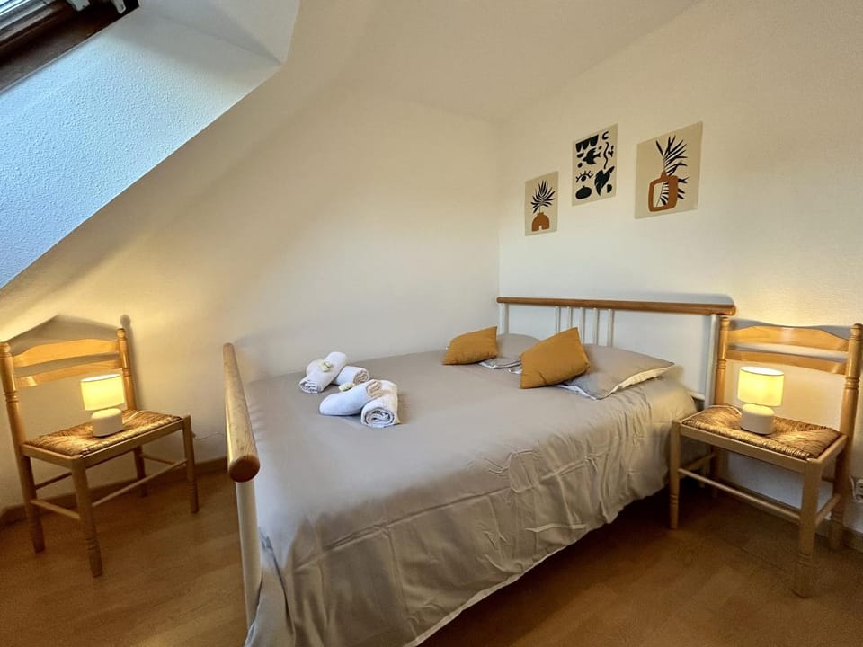Bed, Photo of the whole room, towels