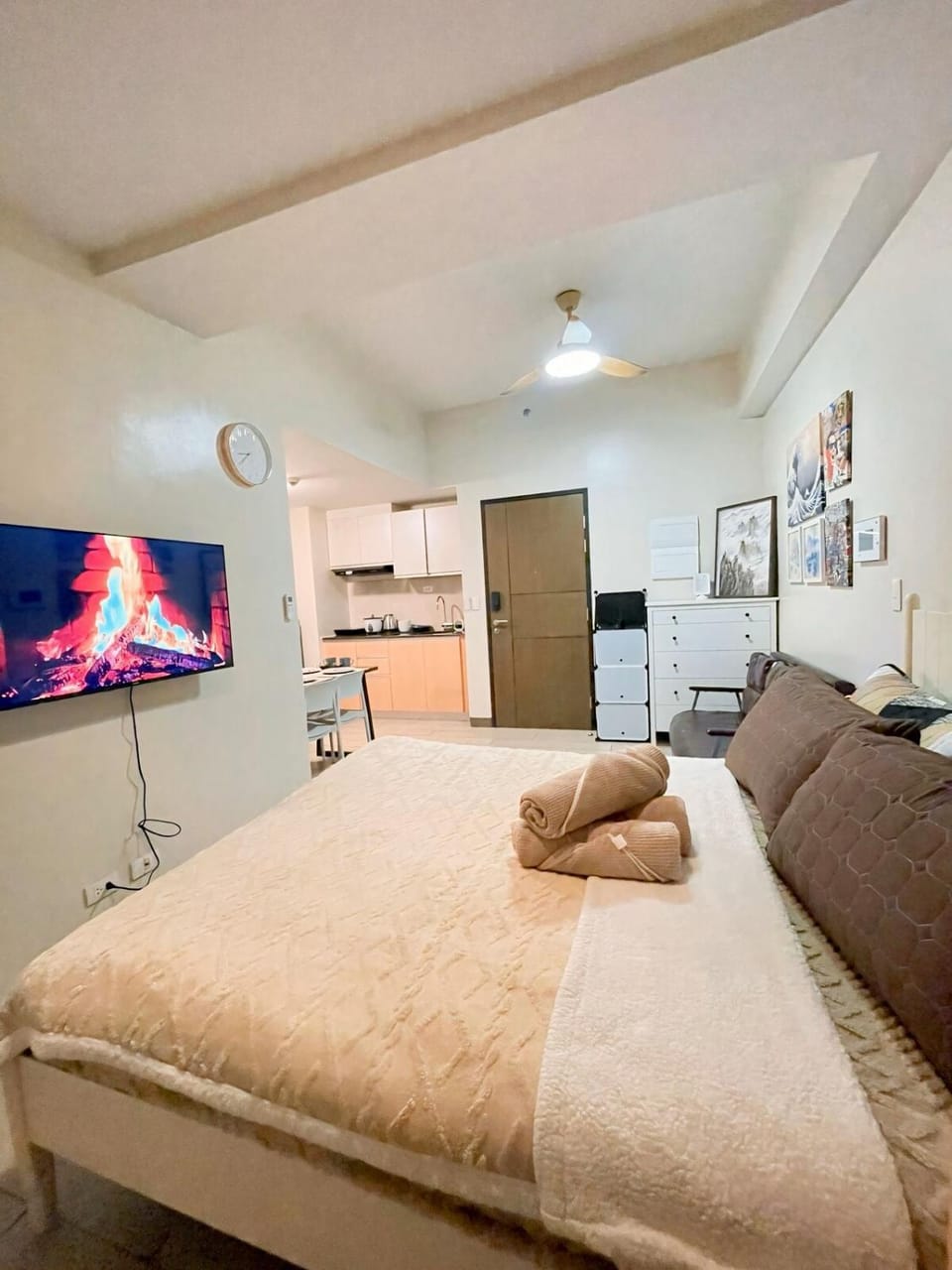 Bed, Photo of the whole room, Bedroom
