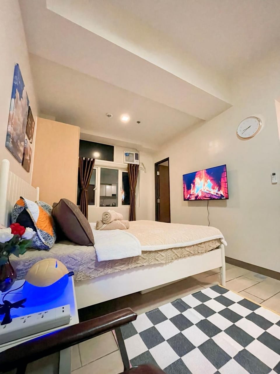 Bed, TV and multimedia, Bedroom