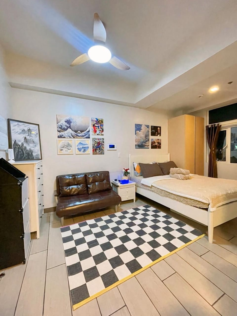 Bed, Seating area, Bedroom