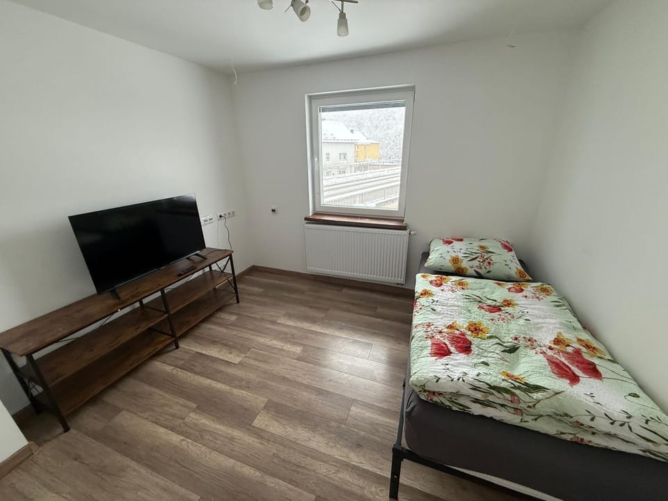 Bed, TV and multimedia, Photo of the whole room, Bedroom