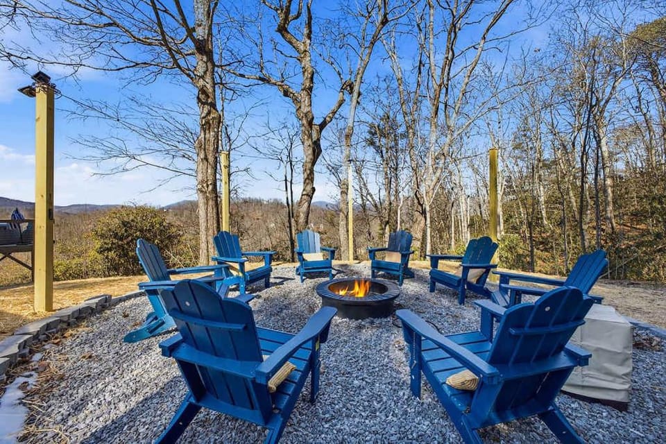 Mtn Views Sleeps 20 Stargazing Dome Hot Tub House in Fairview