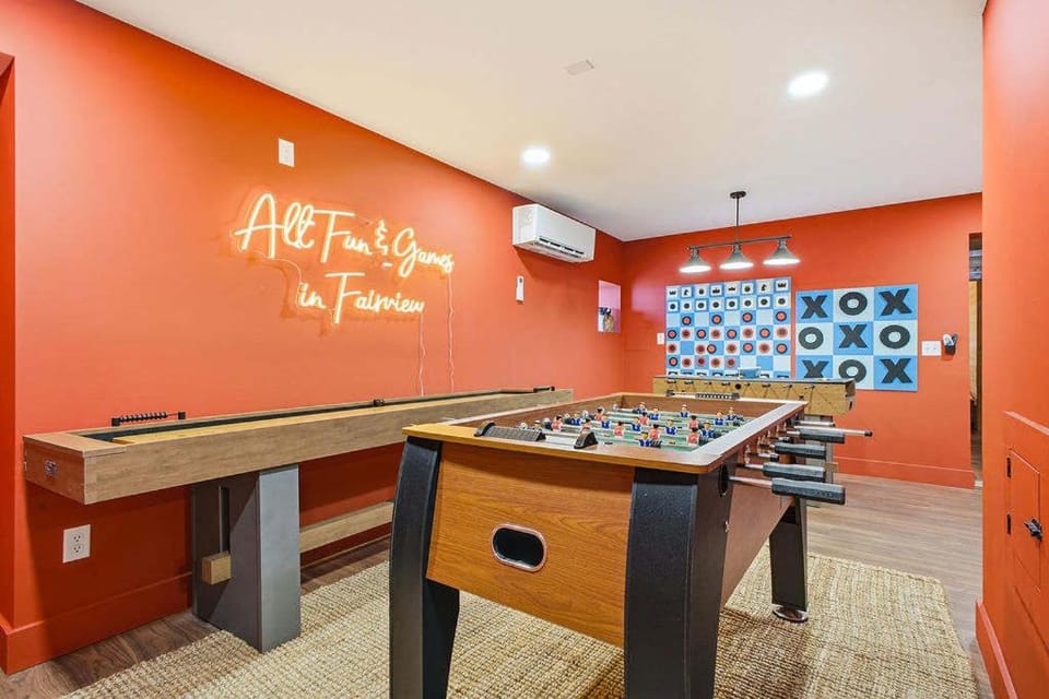 Mtn Views Sleeps 20 Stargazing Dome Hot Tub House in Fairview