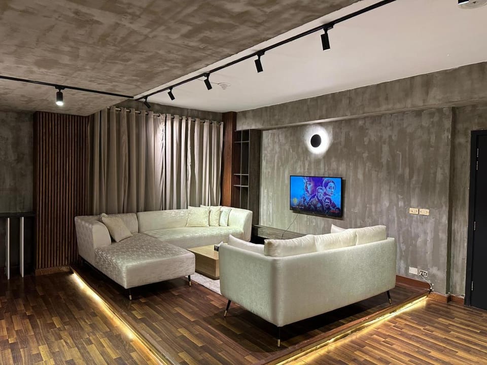 Communal lounge/ TV room, TV and multimedia, Living room, Seating area, Evening entertainment