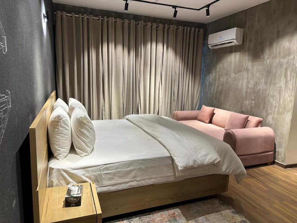 Photo of the whole room, Bedroom