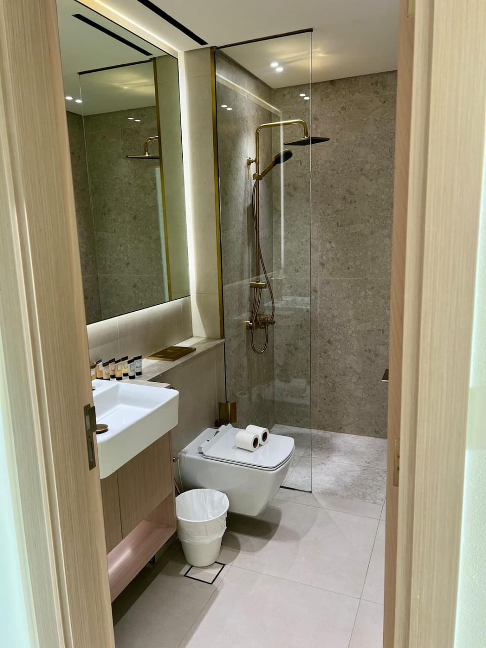 Elegant Dubai Stay Pool, Gym, Padel & Concierge Apartment in Dubai