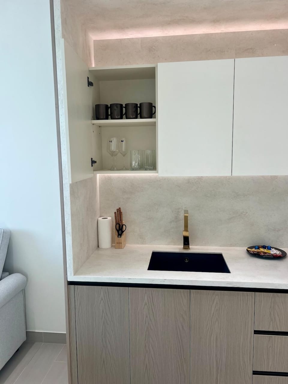 Elegant Dubai Stay Pool, Gym, Padel & Concierge Apartment in Dubai