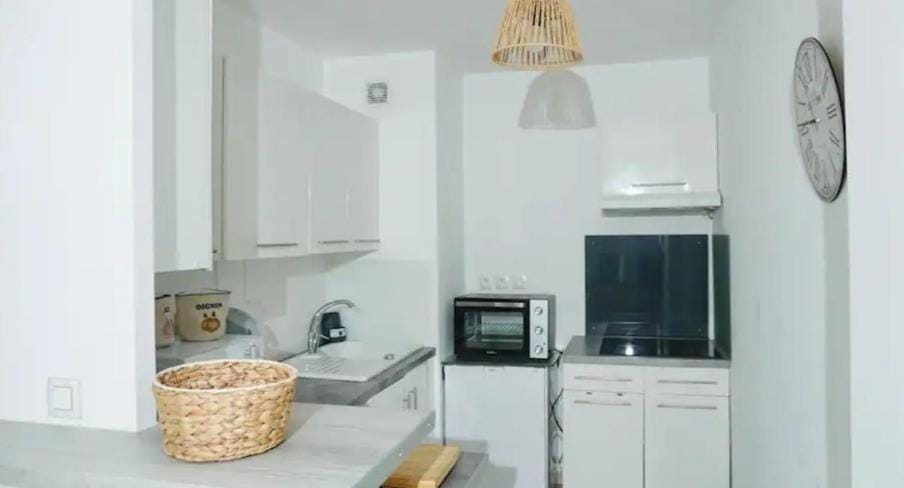 Charmant grand studio avec garage Apartment in La Seyne-sur-Mer