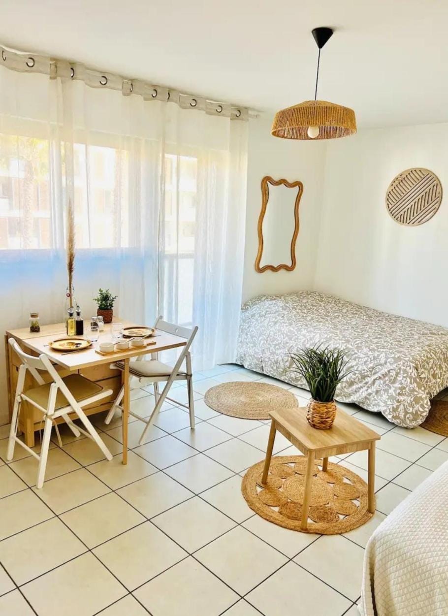 Charmant grand studio avec garage Apartment in La Seyne-sur-Mer
