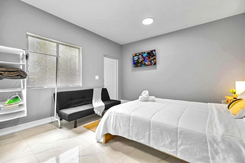 Bed, TV and multimedia, Seating area, towels