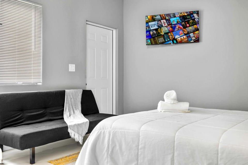 Bed, TV and multimedia, Seating area