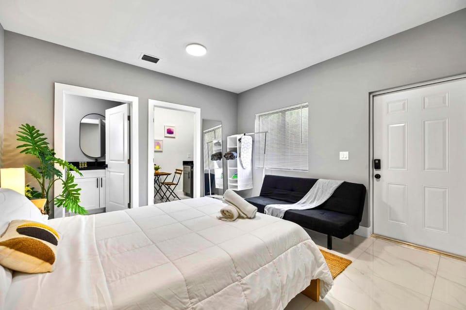 Bed, Seating area