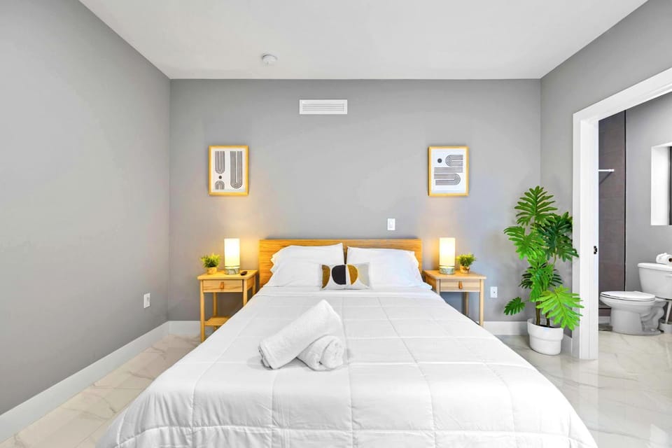 Bed, towels