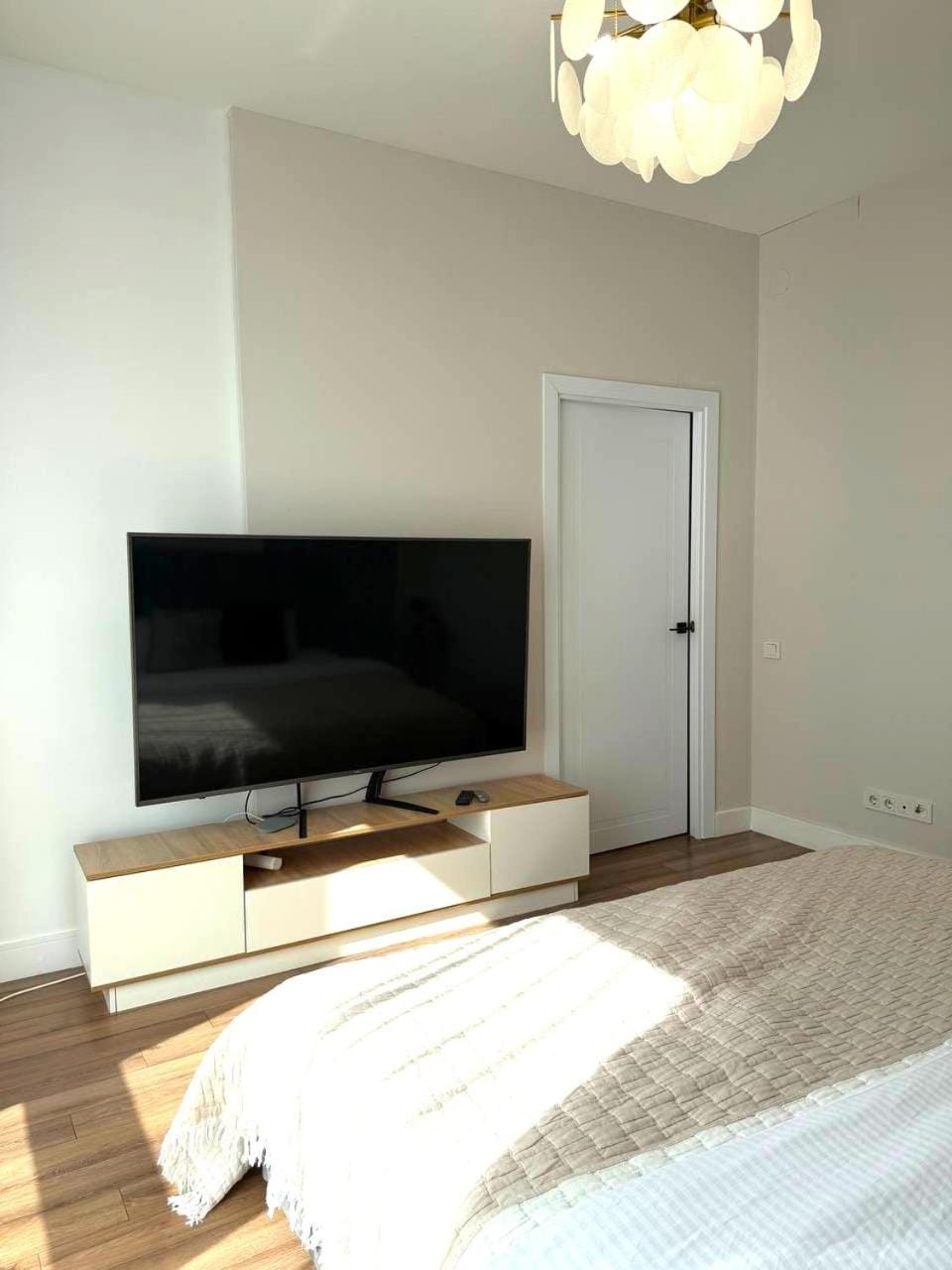 Bed, TV and multimedia, Bedroom