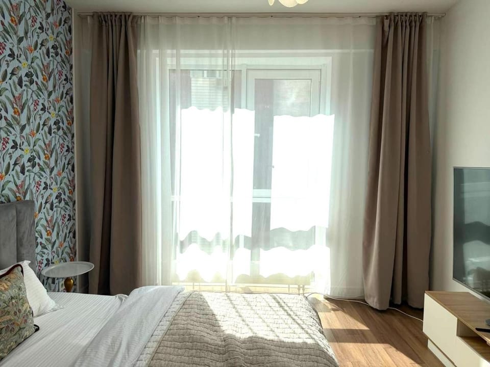 Bed, TV and multimedia, Bedroom