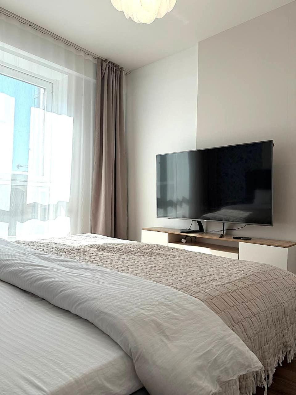 Bed, TV and multimedia, Bedroom
