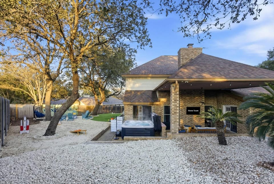 Gathering House- Movie & Game Room Hot Tub & Pool House in San Antonio