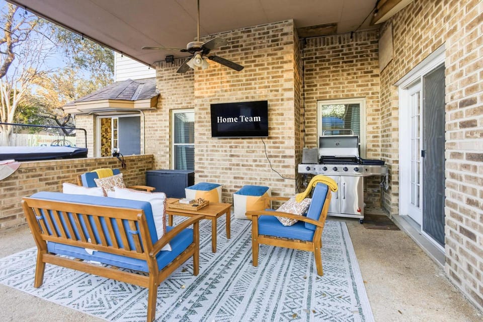 Gathering House- Movie & Game Room Hot Tub & Pool House in San Antonio