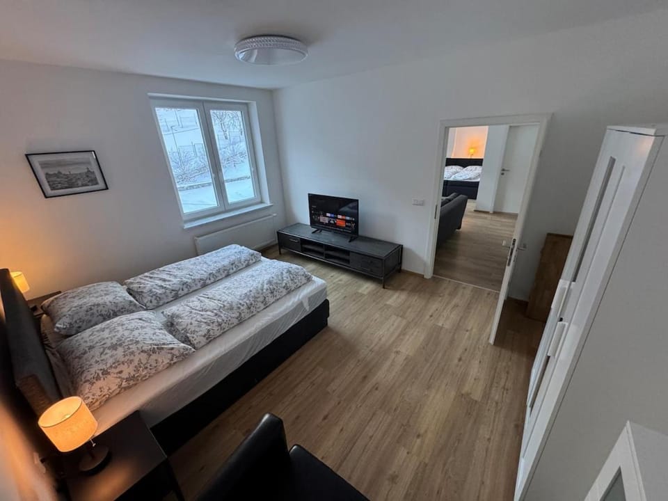 Bed, TV and multimedia, Bedroom