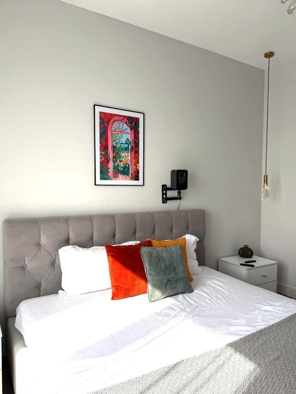 Bed, TV and multimedia, Bedroom