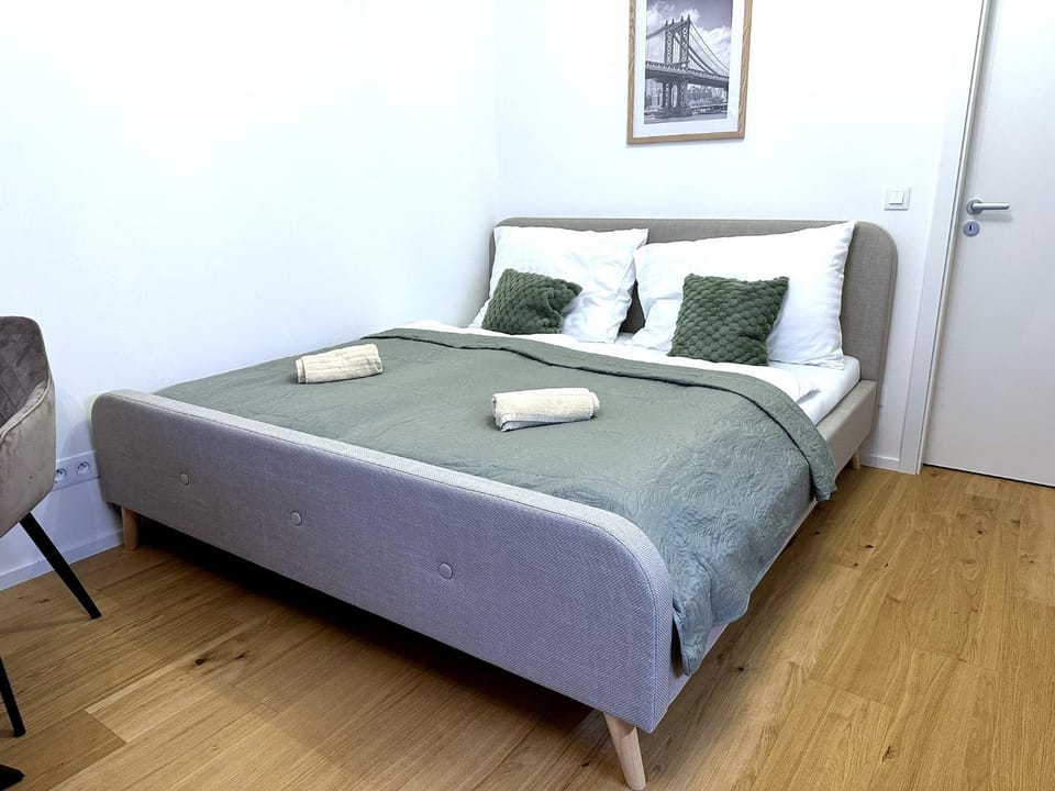 Bed, Bedroom, towels