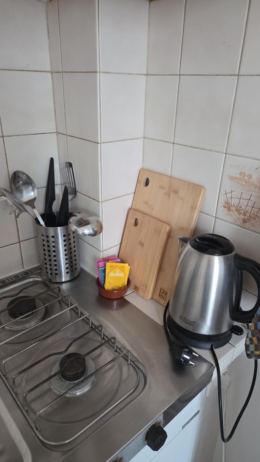 Coffee/tea facilities, stove