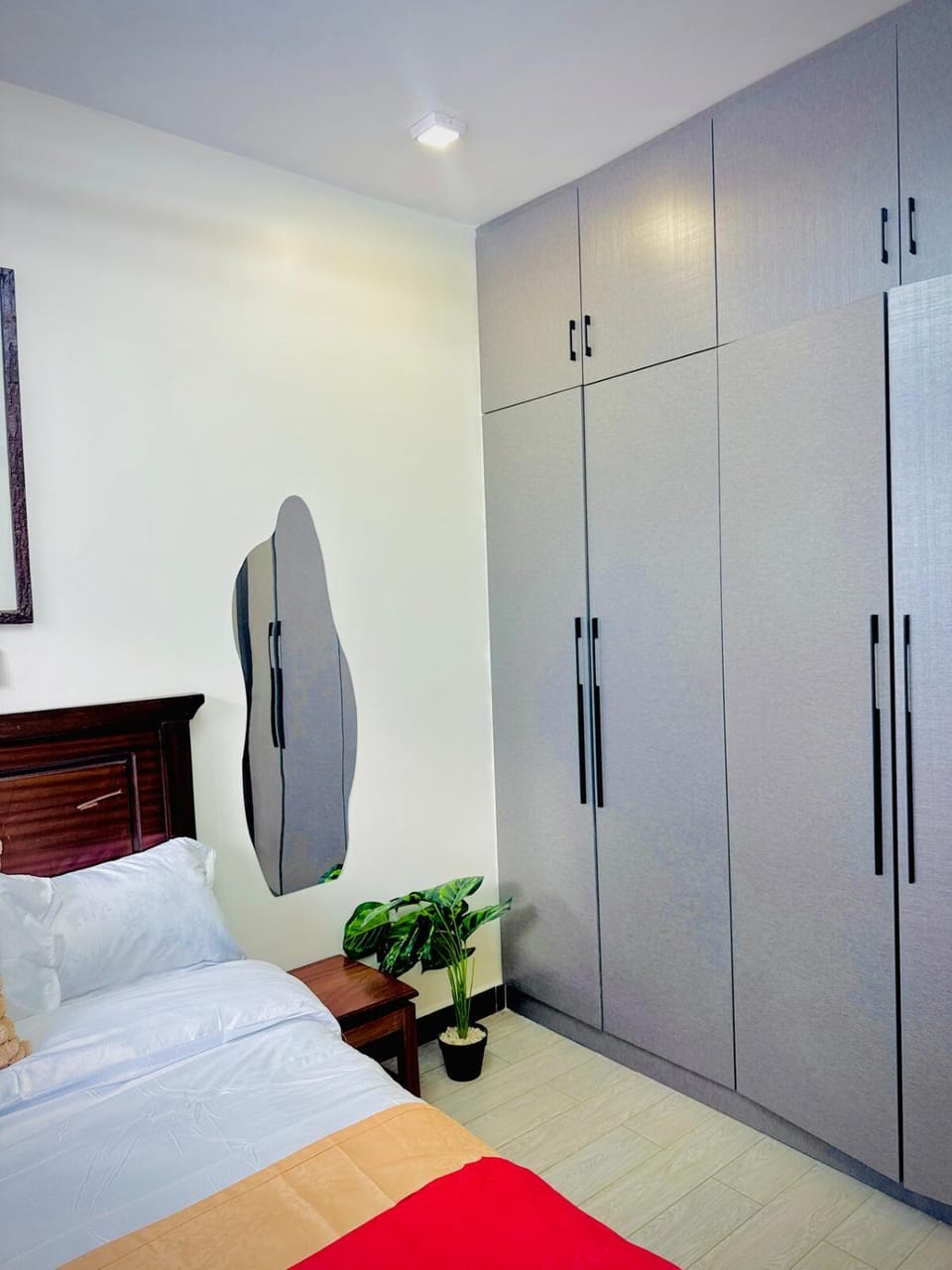 Elegant 2 bedroom Lavington by Omuts has pool gym queenbeds near malls and allow upto 5 poeple Apartment in Nairobi