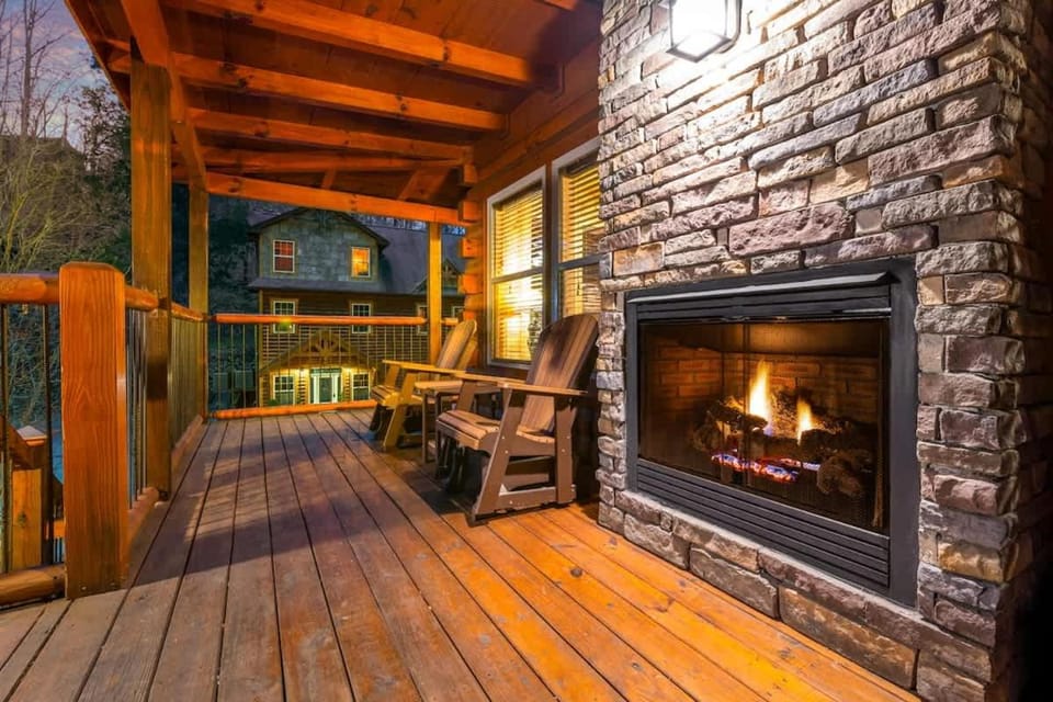 Elegant Chalet Getaway in Prime Location with Hot Tub & Pools House in Pigeon Forge