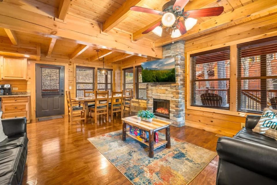 Elegant Chalet Getaway in Prime Location with Hot Tub & Pools House in Pigeon Forge