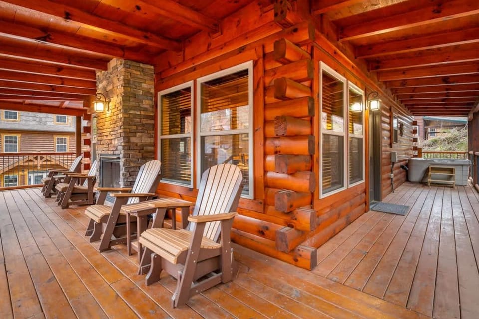 Elegant Chalet Getaway in Prime Location with Hot Tub & Pools House in Pigeon Forge