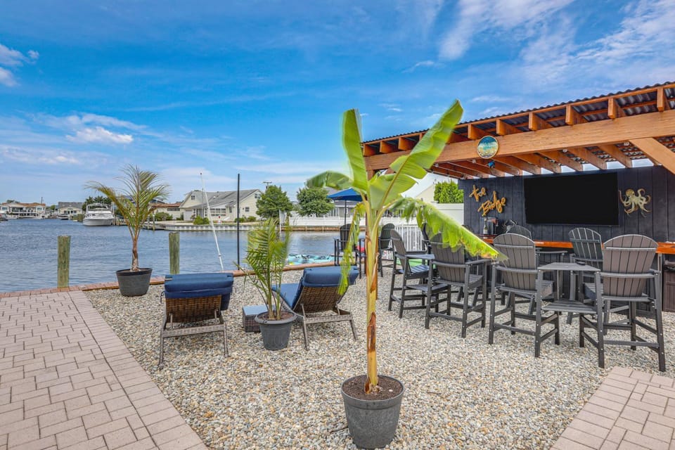 Canal-Front Backyard Oasis! Jersey Shore Retreat Apartment in Brick