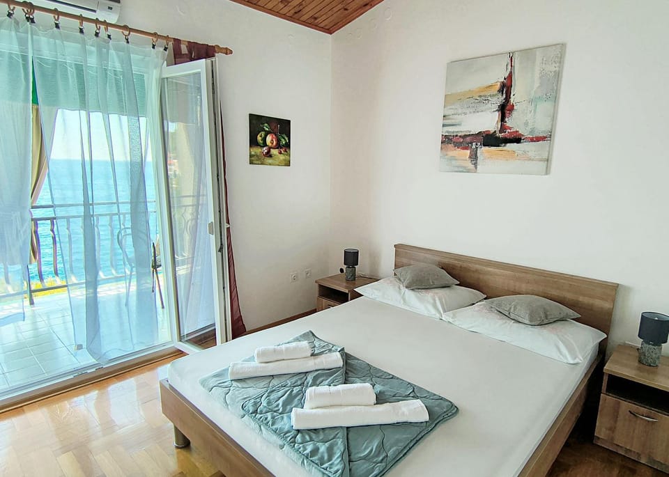 Bed, Balcony/Terrace, Photo of the whole room, Seating area, Bedroom, Sea view, towels, air conditioner